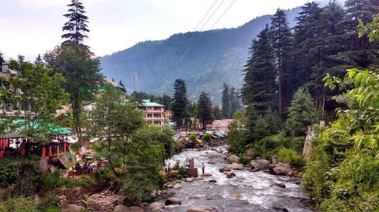 Old Manali streets and cafés